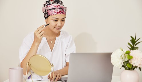 Shot22_Participant doing brows in mirror next to open laptop_10477.jpg